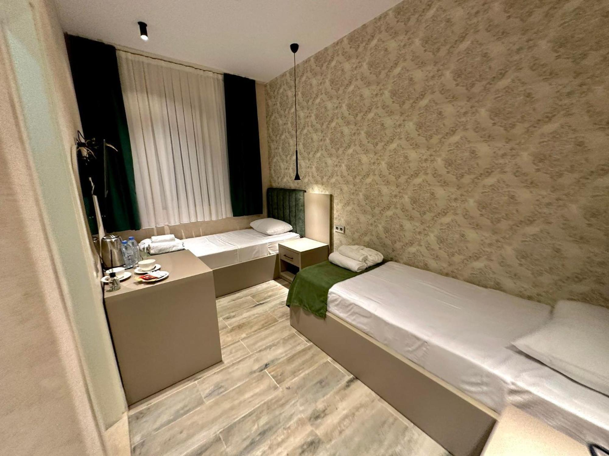 Emerald Hotel Батуми Екстериор снимка