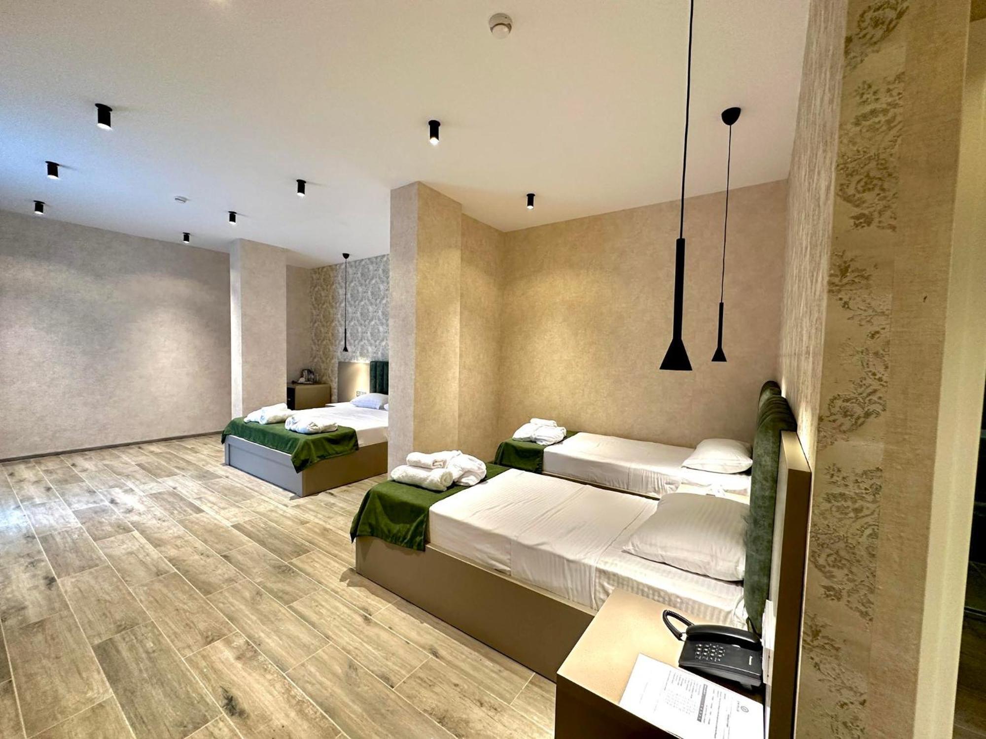 Emerald Hotel Батуми Екстериор снимка