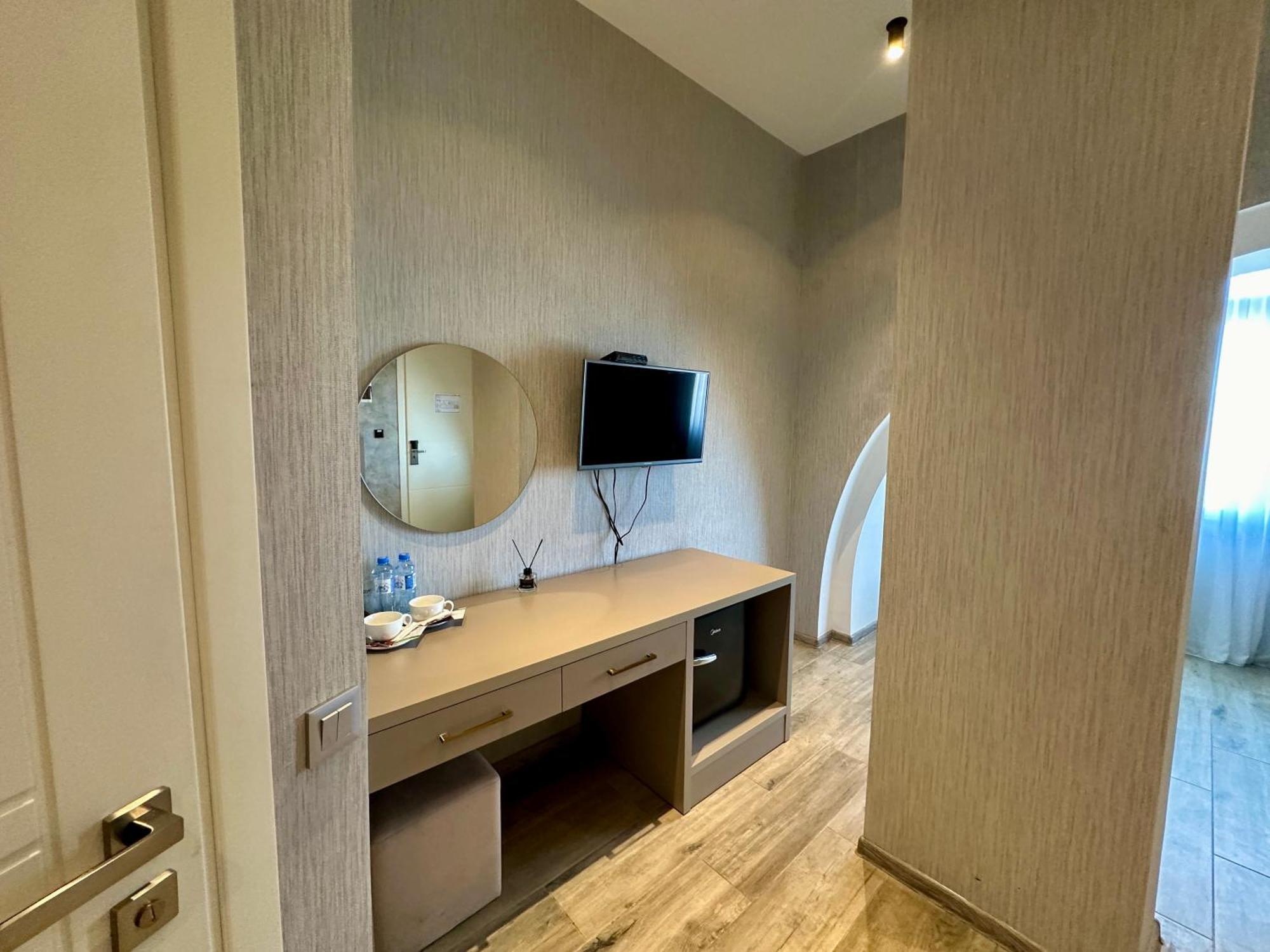 Emerald Hotel Батуми Екстериор снимка
