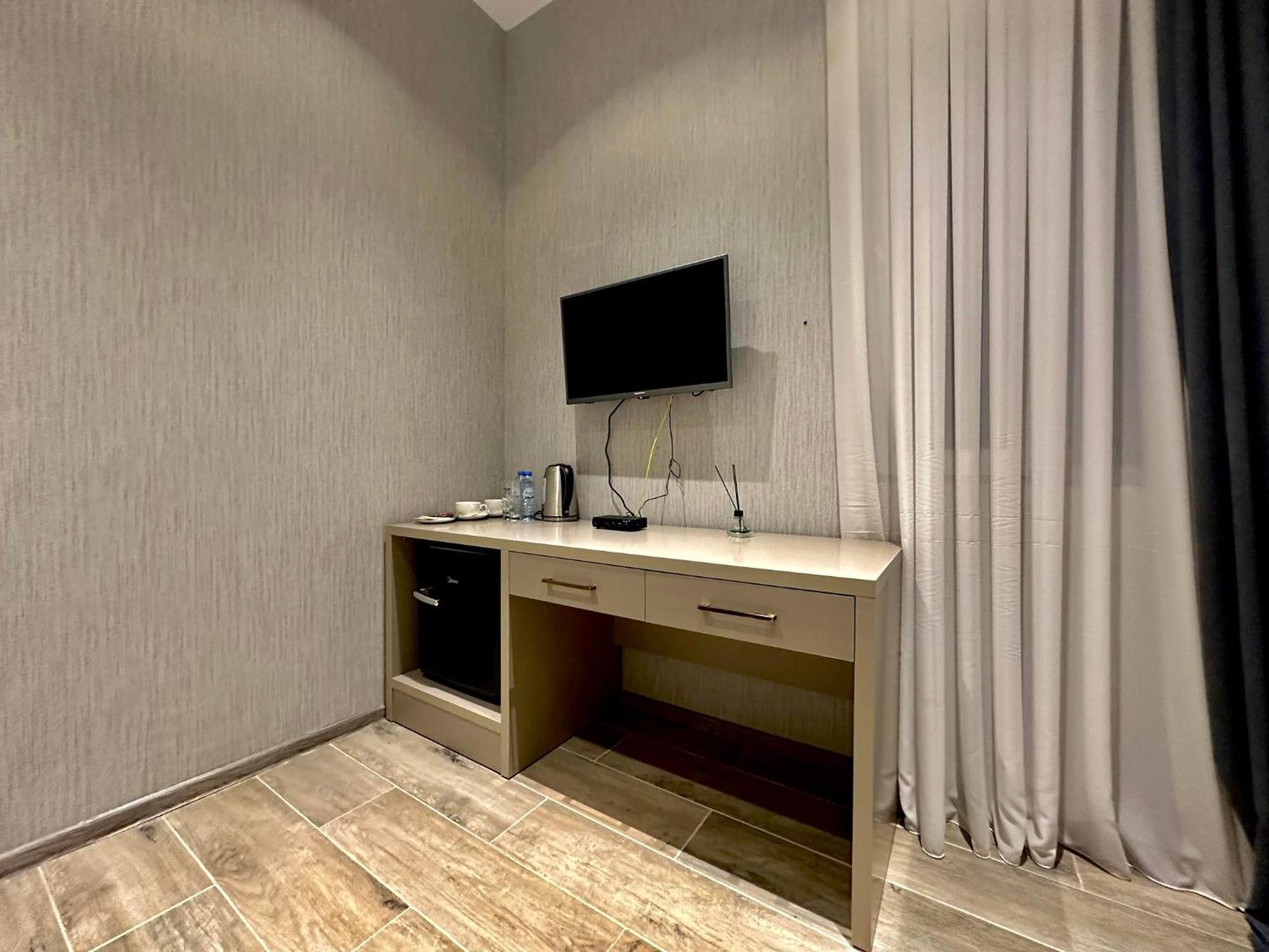 Emerald Hotel Батуми Екстериор снимка